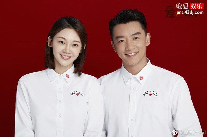 郑恺和苗苗现身公园
