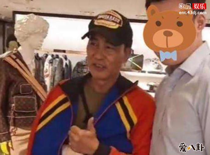 任达华绑绷带逛街被偶遇