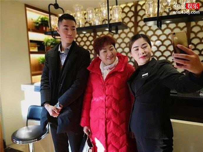 小诸葛牵手了嘛