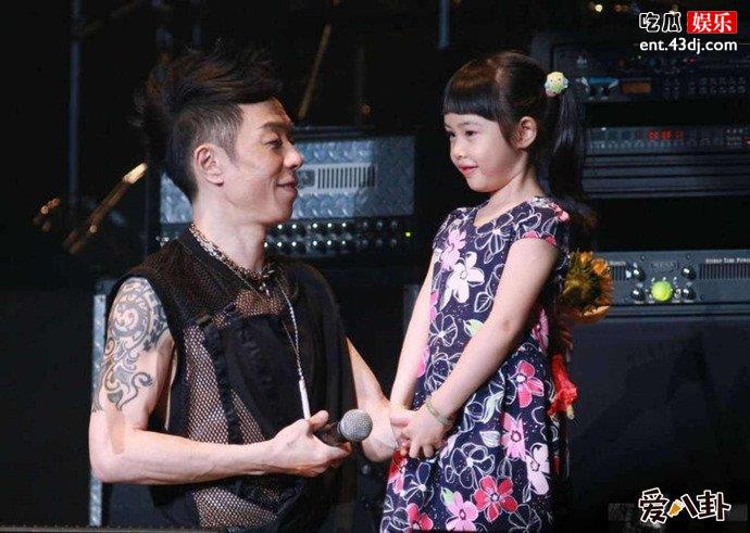 朱茵老公黄贯中和女儿黄莺
