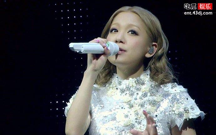 西野加奈在唱歌