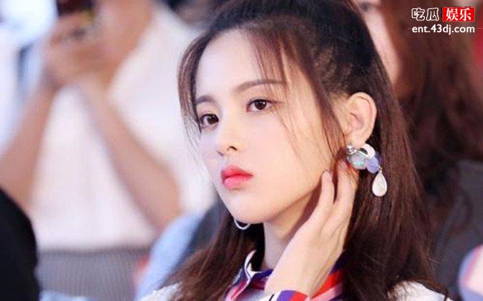 杨超越个人照