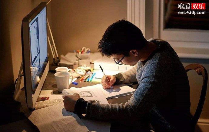 熬夜学习的大学生