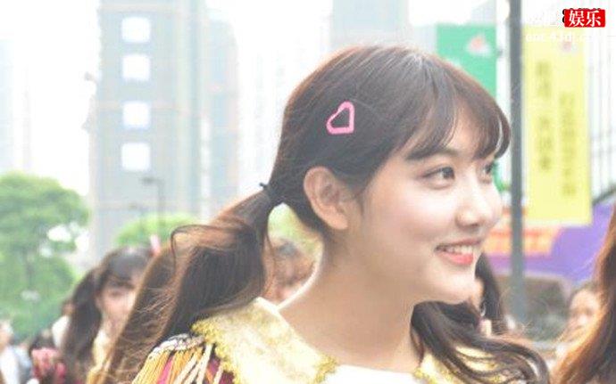 李艺彤个人照