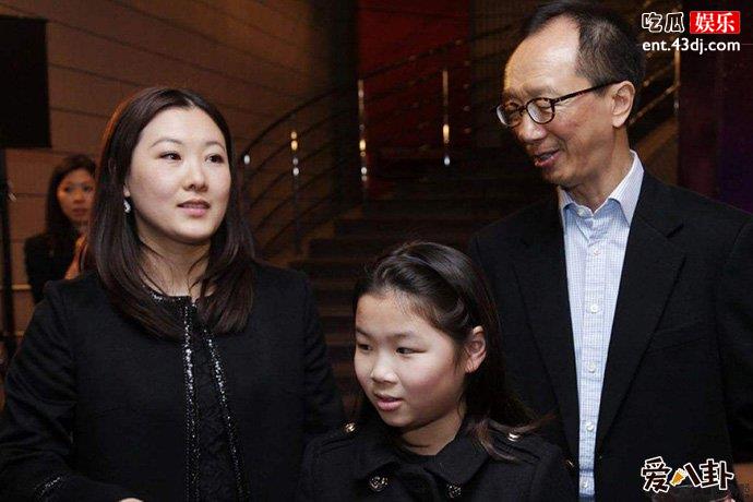 伏明霞夫妇与大女儿合照