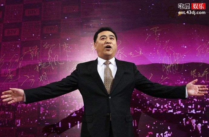 张宏民街边独自吃雪糕被嘲