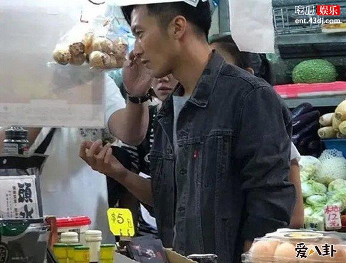 谢霆锋现身市场买菜