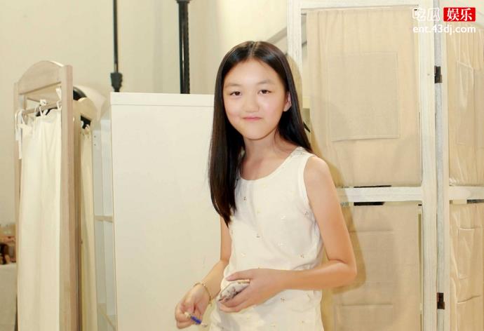李嫣与闺蜜拍写真