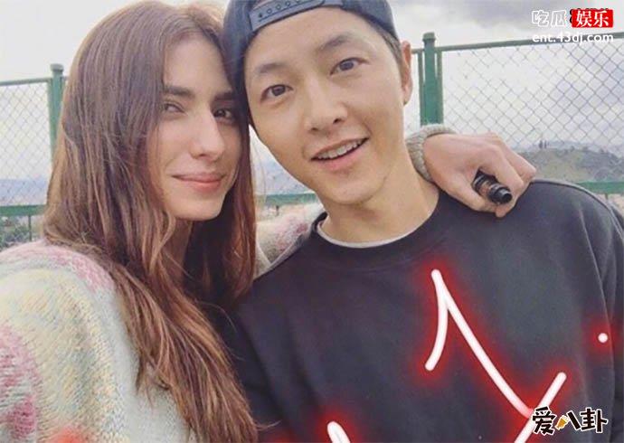 宋仲基和该名女性的关系