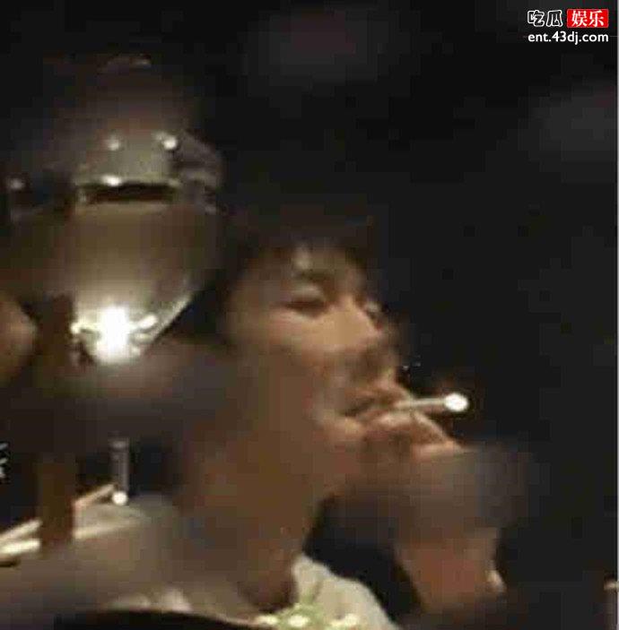 王源被曝吸烟