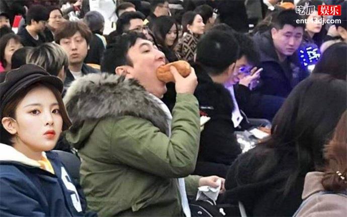 王思聪吃热狗