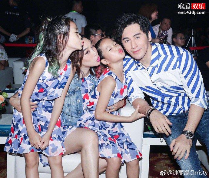 张伦硕夫妇和女儿们