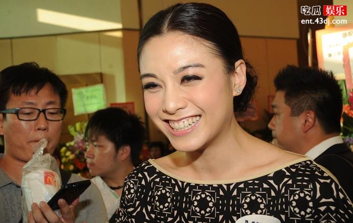 廖碧儿独自外出
