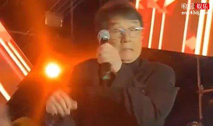 成龙在舞台上面出小意外