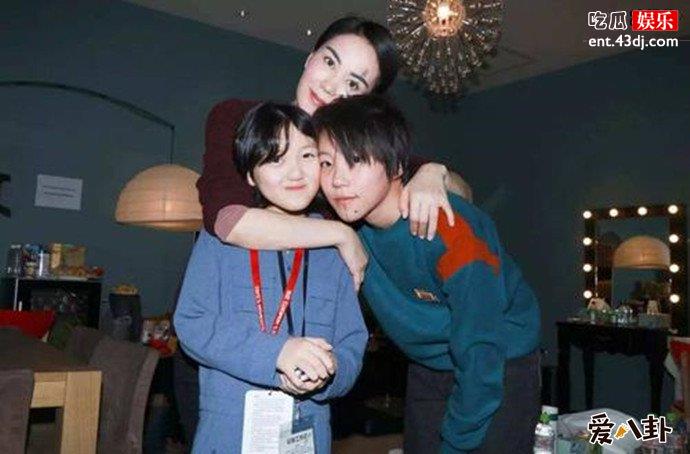 李嫣与妈妈王菲姐姐窦靖童亲密合照