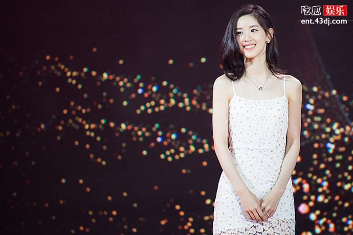 笑容甜美仿佛看到当初的奶茶妹妹