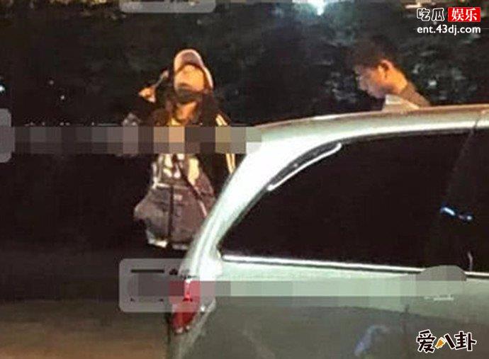 赵薇路上吃烤肠