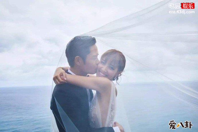 郑嘉颖带妻儿外出