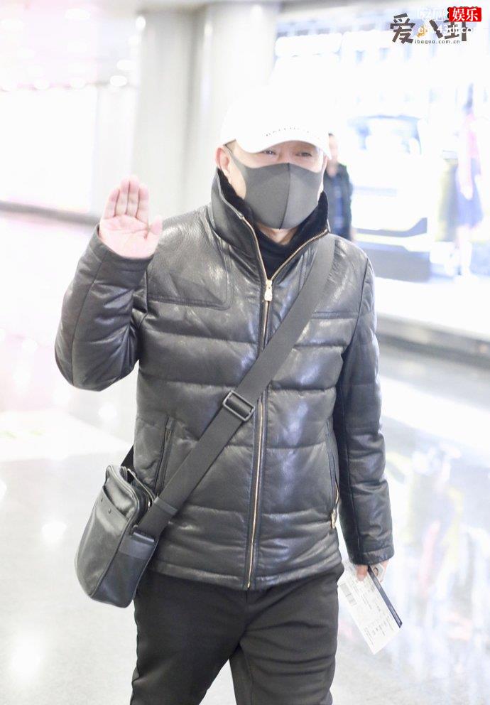 潘长江现身机场