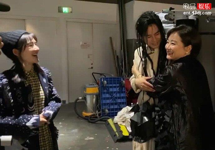 林青霞现身为张杰话剧捧场