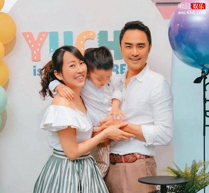 明道与妻子为儿子庆生