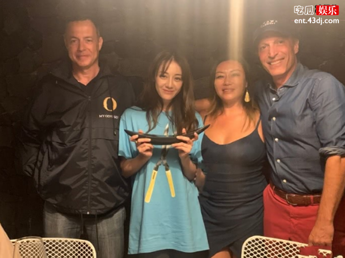 迪丽热巴和外国人合照