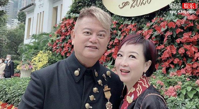 陈百祥与妻子合影