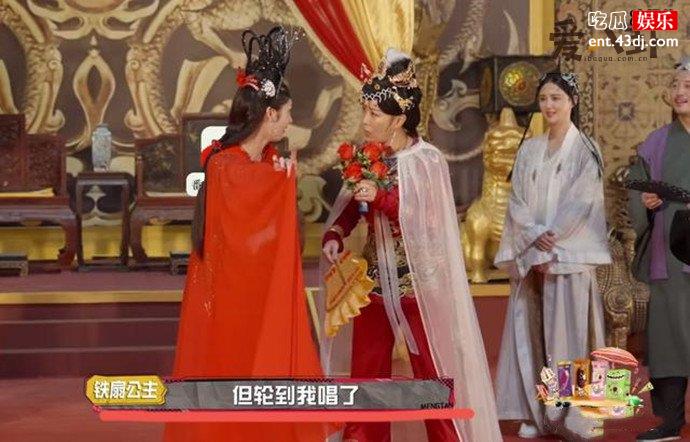 那英录节目唱歌话筒被周洁琼抢走