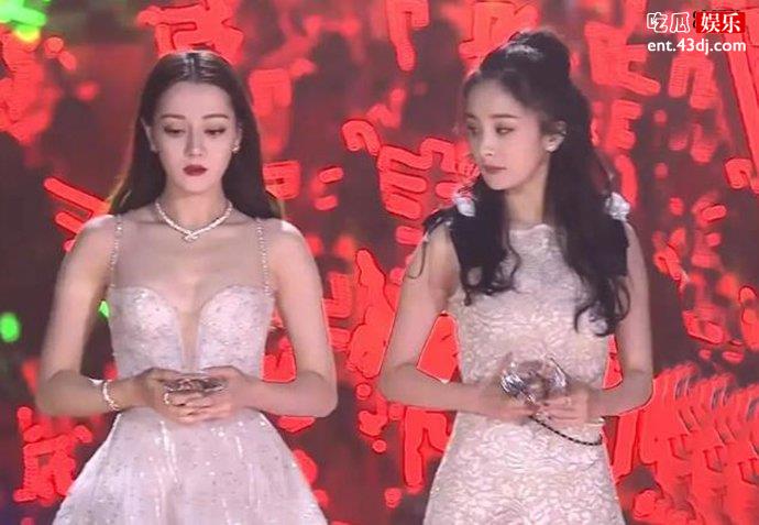 杨幂迪丽热巴照片