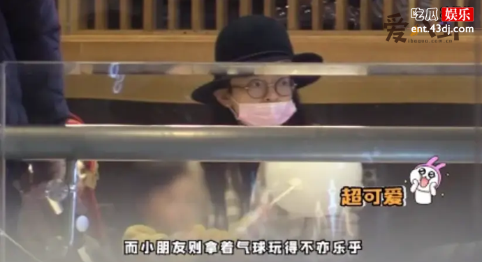 吴倩被拍到带娃与母亲聚餐