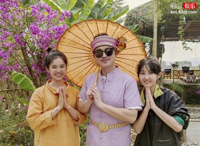 张婧仪张子枫与沙溢合影