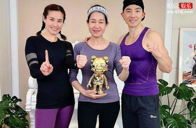刘畊宏与妻子岳母合影