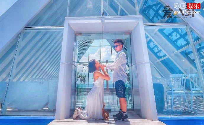 郑靓歆与老婆的合影