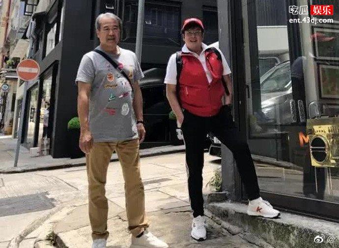 谭咏麟和朋友的合影