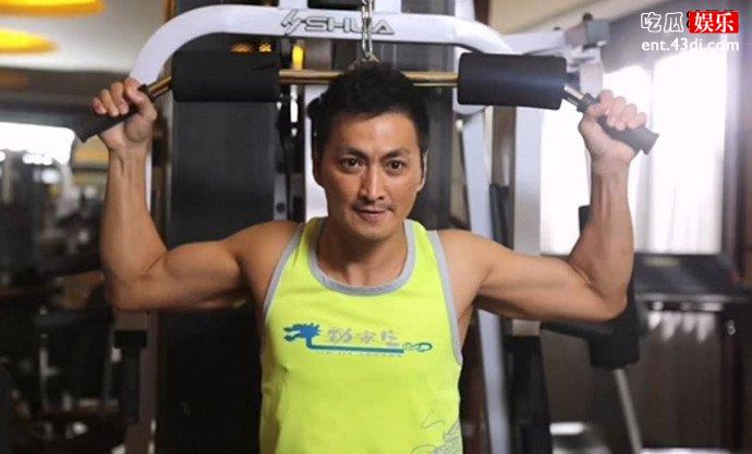 何家劲健身照