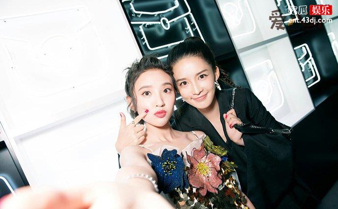 李沁和唐艺昕合照