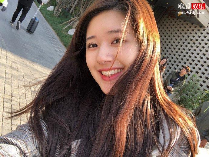 赵露思助理跪着为她拉衣链