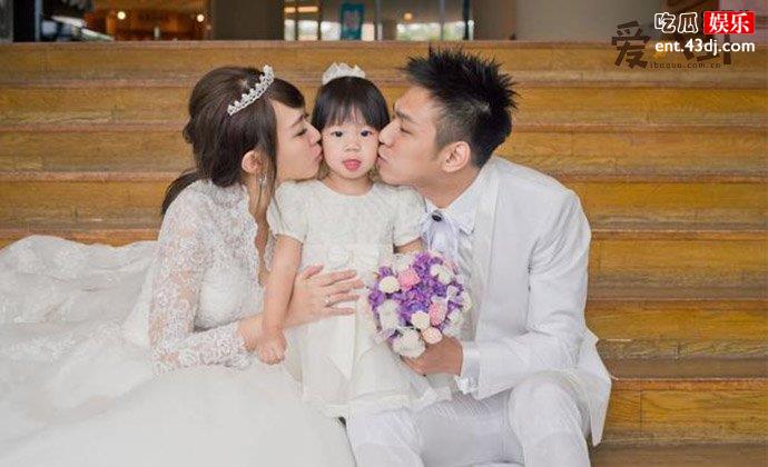 卓依婷一家三口