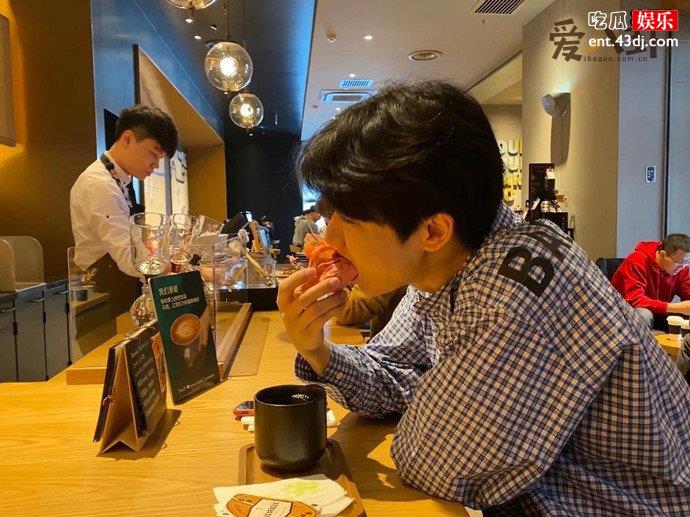 胡宇桐与私生起争执