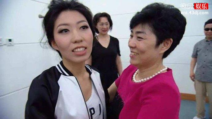 曲婉婷与母亲