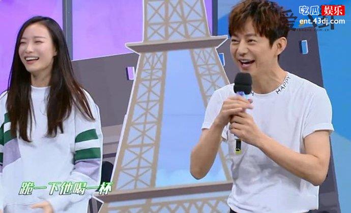 何炅当场下跪是怎么回事