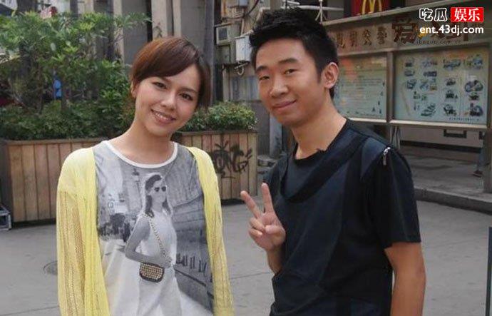 杨迪与女友合影