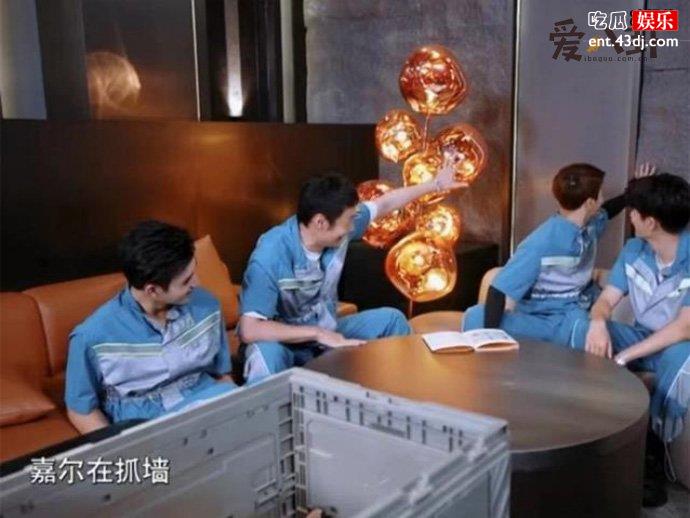 王嘉尔憋笑到拼命挠墙