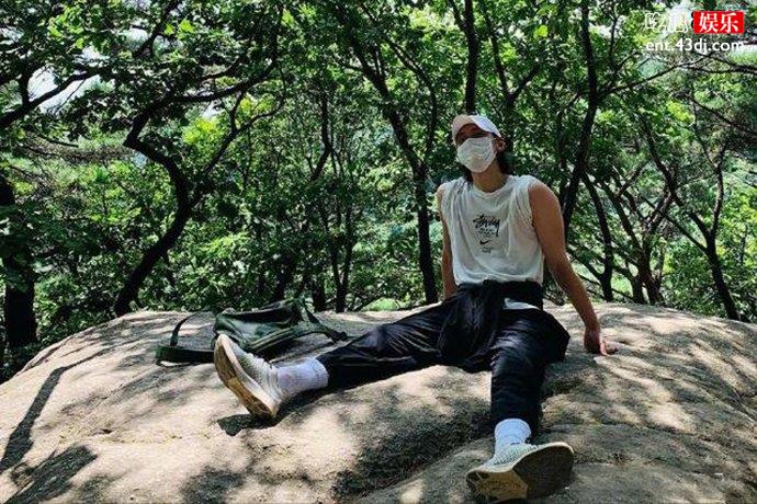 池昌旭爬山照片