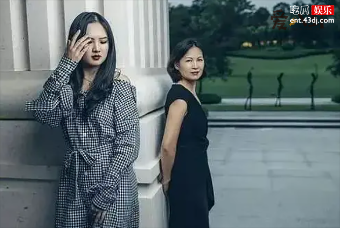 姚安娜姚玲合影