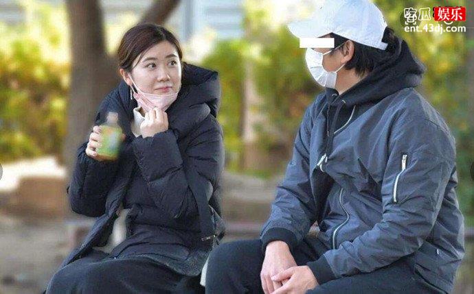 福原爱与男友街头约会被拍