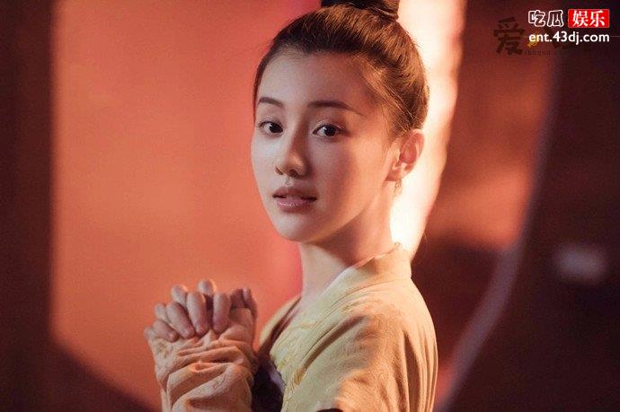 女星拍戏用140桶装矿泉水引起网友热议
