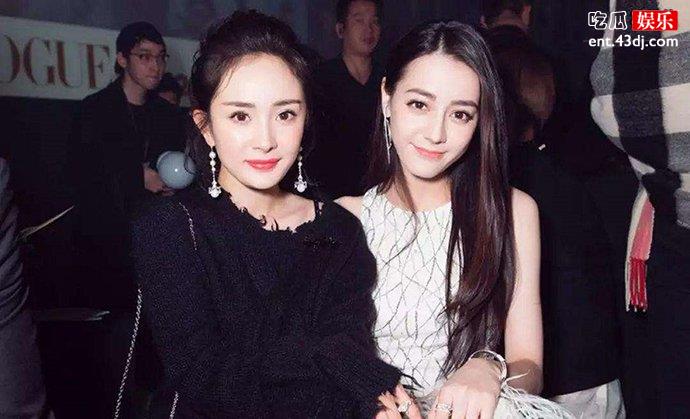 杨幂迪丽热巴合照