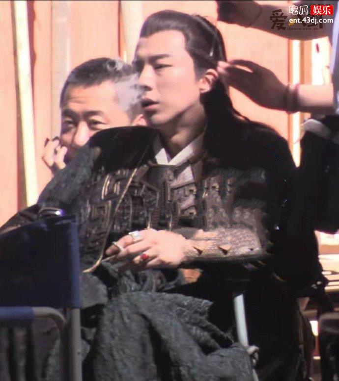 刘宇宁打脸现场被拍片场抽烟