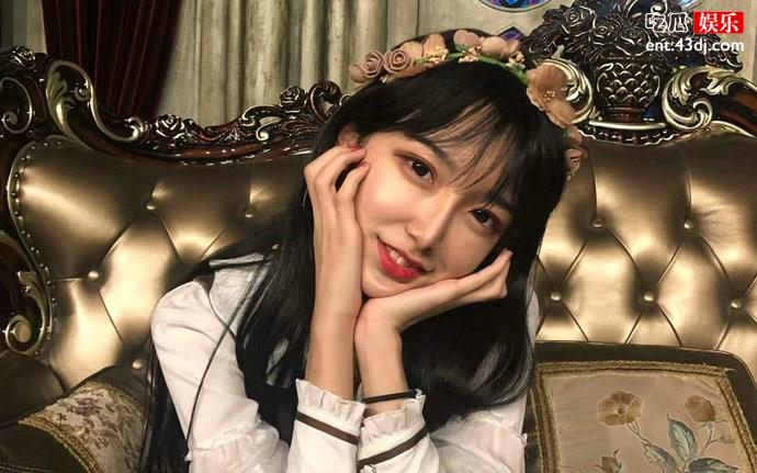 王嘉飞女装十分美丽